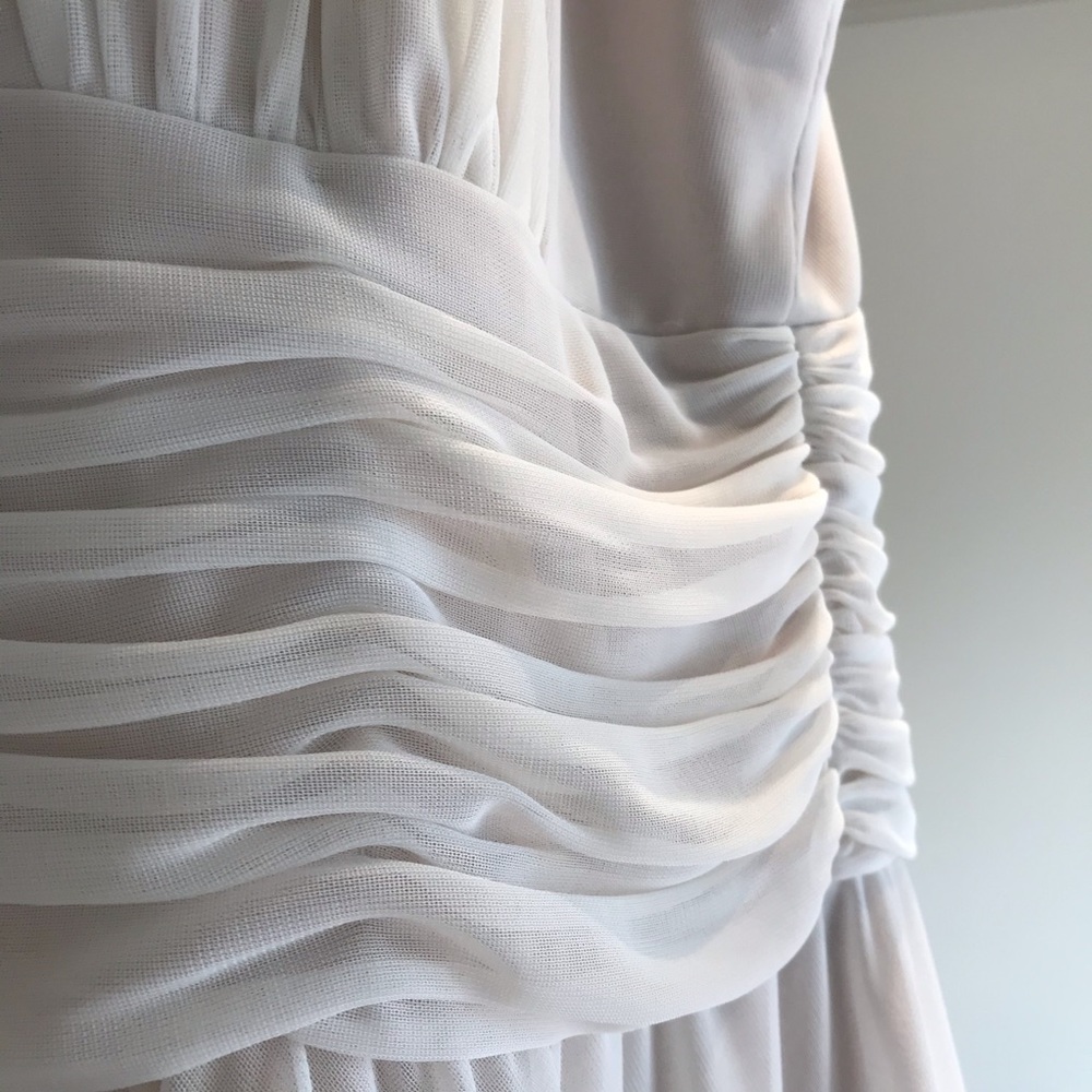 Keyhole, sleeveless dress with a full lining - Picture 5 of 7